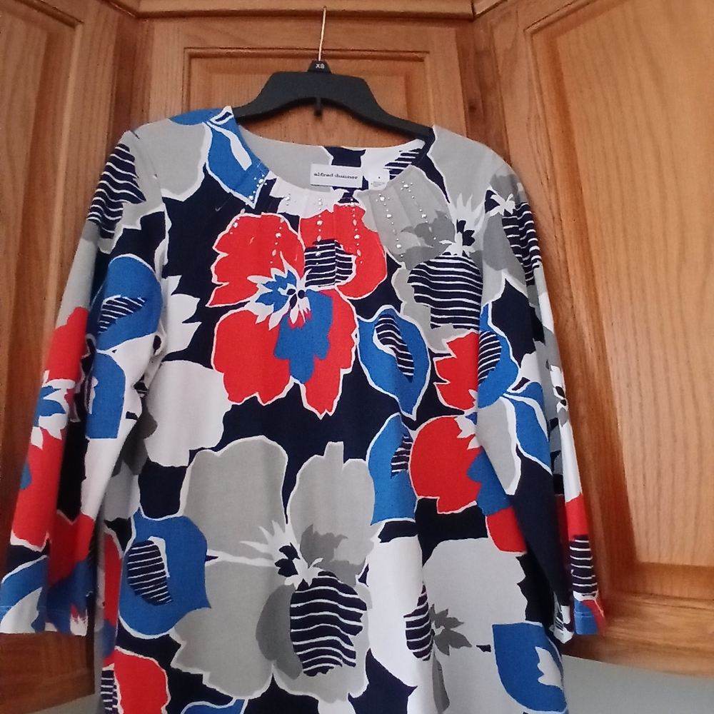 Alfred Dunner Red and Blue Floral Blouse NWOT. SIZE M